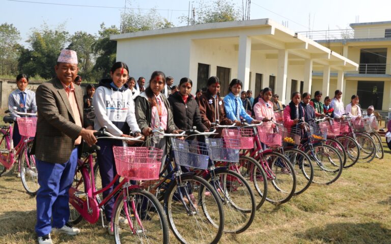 विजयनगरमा उत्कृष्ट छात्रालाई साइकल, विपन्न विद्यार्थीलाई शैक्षिक सामग्री वितरण