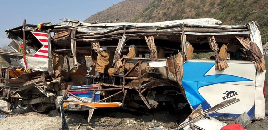 तामाकोशी नदीमा बस खस्दा १२ जनाको मृत्यु, घाइतेको उपचार जारी